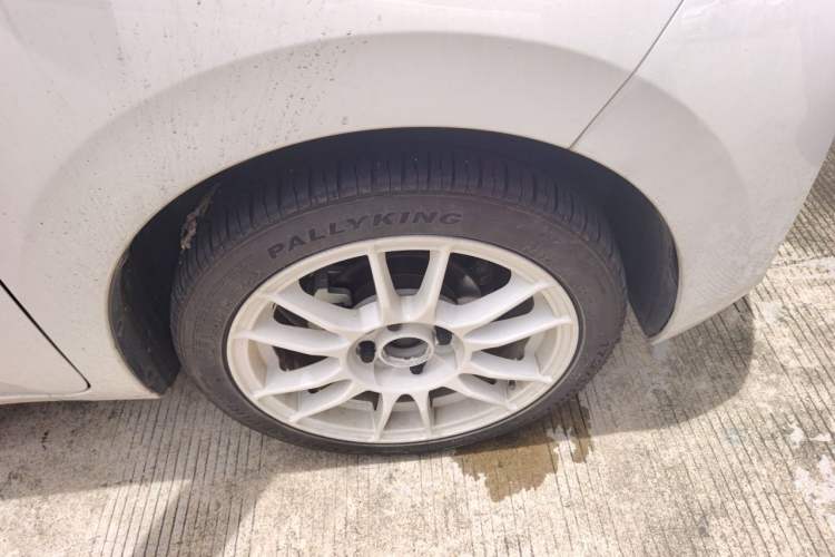 Used Wuling Zhiguang New Energy 2025 Comfort Model Right Front Wheel Hub