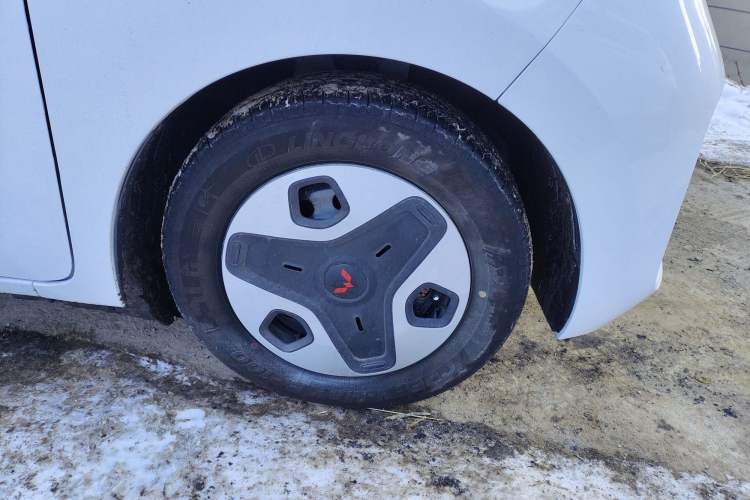 Used Wuling Zhiguang New Energy 2025 Model 305km Ambitious Edition Right Front Wheel Hub