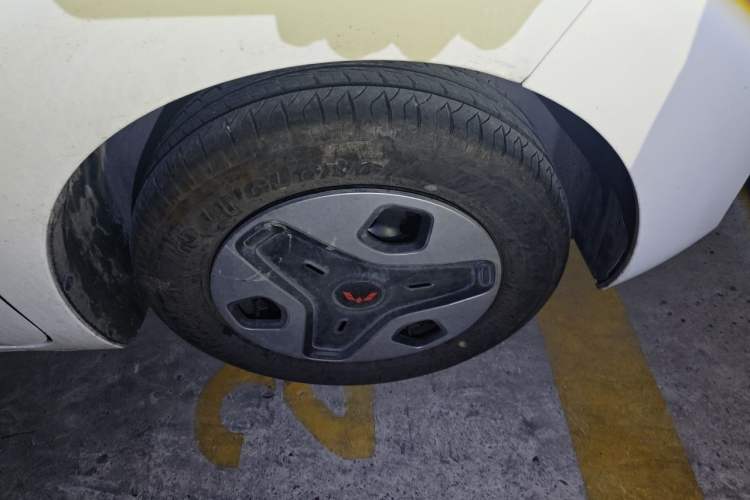 Used Wuling Zhiguang New Energy 2025 Model 305km Ambitious Edition Right Front Wheel Hub