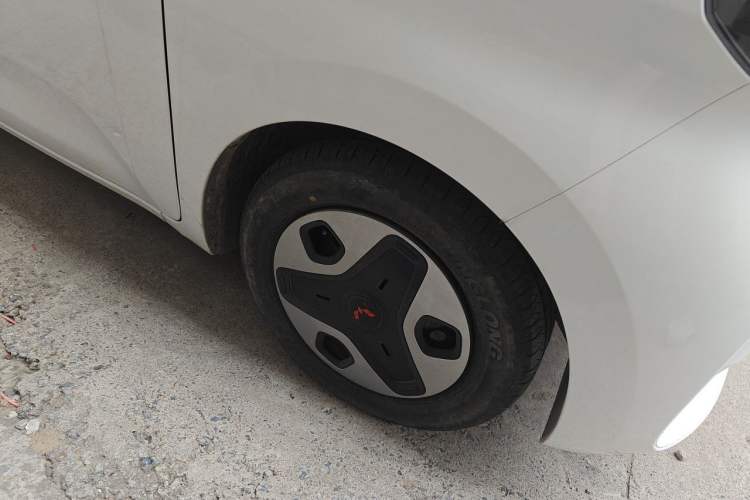 Used Wuling Zhiguang New Energy 2025 Comfort Model Right Front Wheel Hub