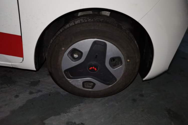 Used Wuling Zhiguang New Energy 2025 Model 305km Ambitious Edition Right Front Wheel Hub