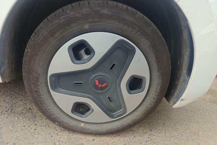 Used Wuling Zhiguang New Energy 2025 Model 305km Ambitious Edition Right Front Wheel Hub