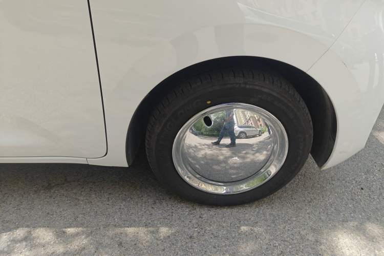 Used Wuling Zhiguang New Energy 2025 Standard Model Right Front Wheel Hub
