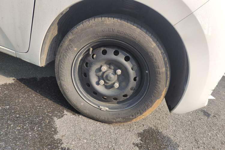 Used Wuling Zhiguang New Energy 2025 Standard Model Right Front Wheel Hub