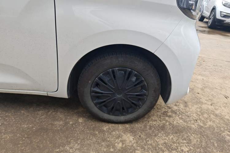 Used Wuling Zhiguang New Energy 2025 Comfort Model Right Front Wheel Hub