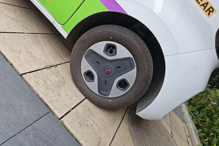 Used Wuling Zhiguang New Energy 2025 Model 305km Ambitious Edition Right Front Wheel Hub