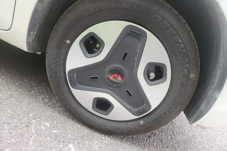 Used Wuling Zhiguang New Energy 2025 Model 305km Ambitious Edition Right Front Wheel Hub