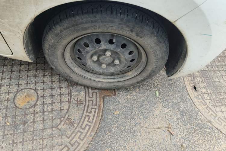 Used Wuling Zhiguang New Energy 2025 Standard Model Right Front Wheel Hub