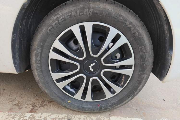 Used Wuling Zhiguang New Energy 2025 Standard Model Right Front Wheel Hub