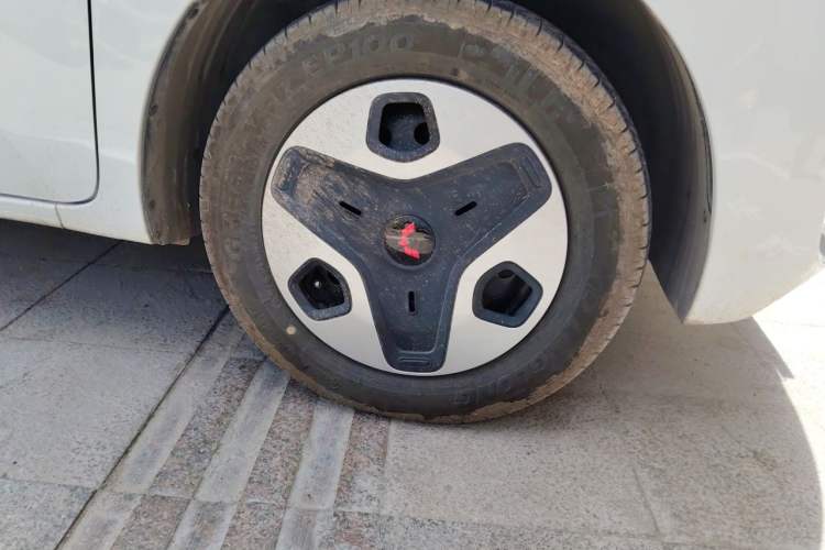 Used Wuling Zhiguang New Energy 2025 Model 305km Ambitious Edition Right Front Wheel Hub