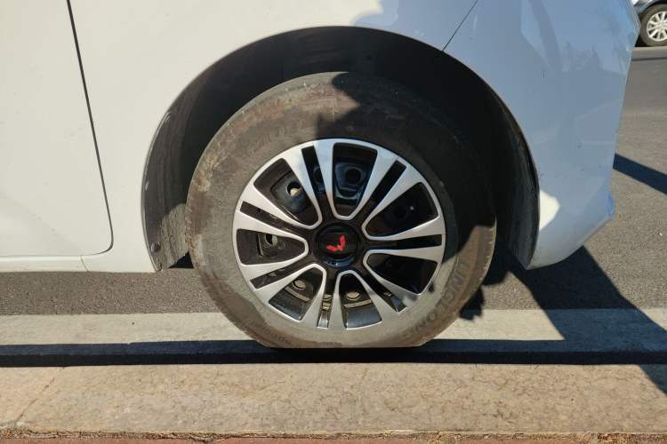 Used Wuling Zhiguang New Energy 2025 Standard Model Right Front Wheel Hub