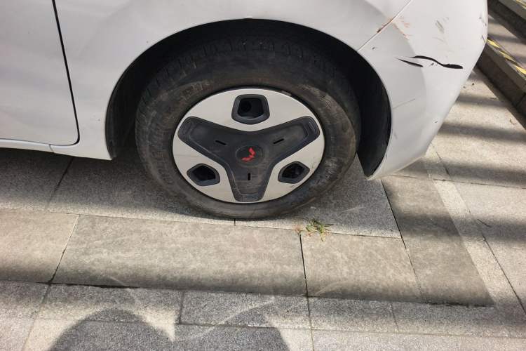 Used Wuling Zhiguang New Energy 2025 Comfort Model Right Front Wheel Hub