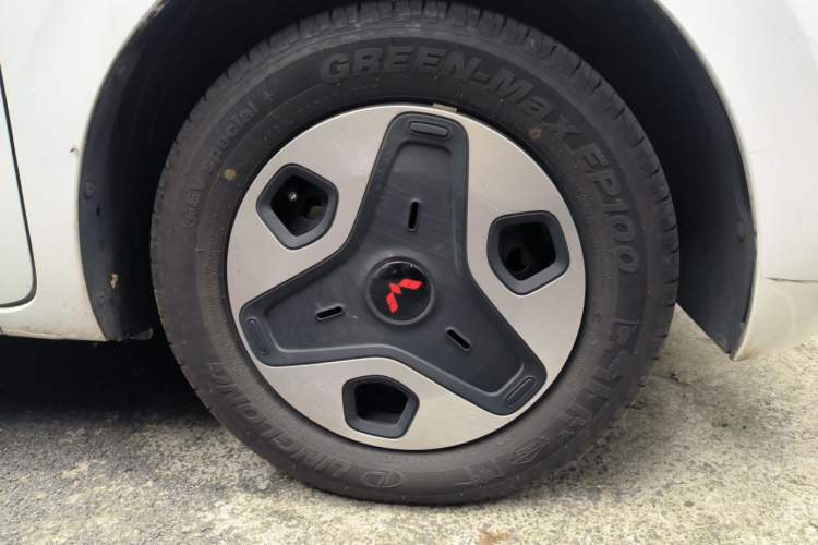 Used Wuling Zhiguang New Energy 2025 Comfort Model Right Front Wheel Hub