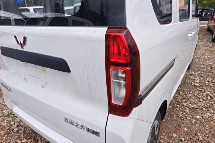 Used Wuling Zhiguang New Energy 2025 Model 305km Ambitious Edition Right Rear Taillight