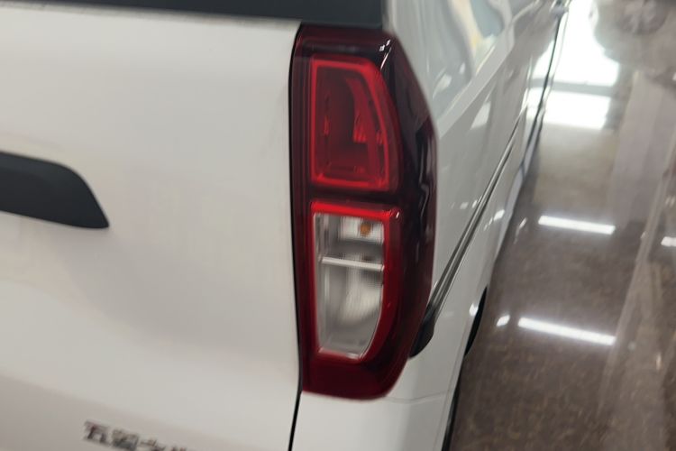 Used Wuling Zhiguang New Energy 2025 Model 305km Ambitious Edition Right Rear Taillight