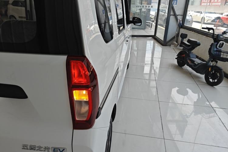 Used Wuling Zhiguang New Energy 2025 Model 305km Ambitious Edition Right Rear Taillight