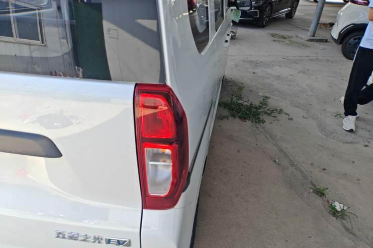 Used Wuling Zhiguang New Energy 2025 Model 305km Ambitious Edition Right Rear Taillight