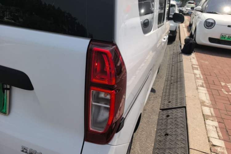 Used Wuling Zhiguang New Energy 2025 Model 305km Ambitious Edition Right Rear Taillight