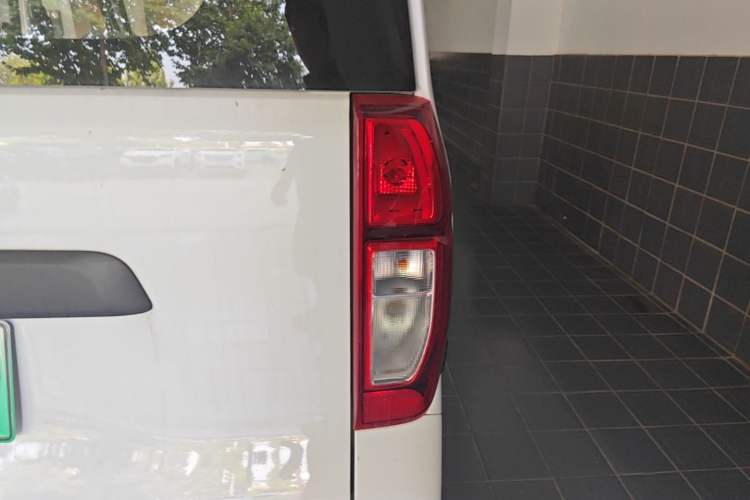 Used Wuling Zhiguang New Energy 2025 Model 305km Ambitious Edition Right Rear Taillight