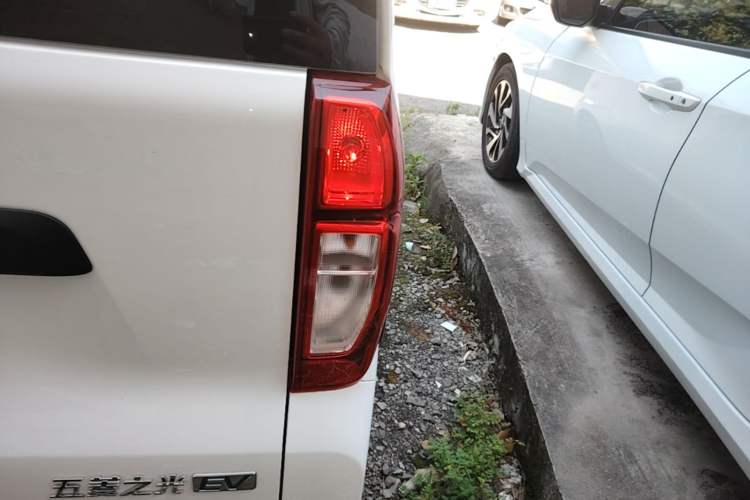 Used Wuling Zhiguang New Energy 2025 Model 305km Ambitious Edition Right Rear Taillight