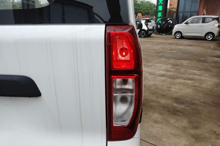 Used Wuling Zhiguang New Energy 2025 Model 305km Ambitious Edition Right Rear Taillight