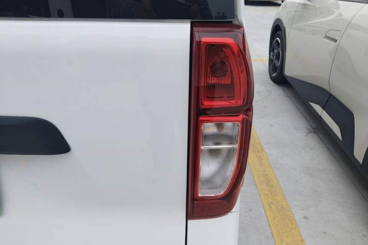 Used Wuling Zhiguang New Energy 2025 Model 305km Ambitious Edition Right Rear Taillight