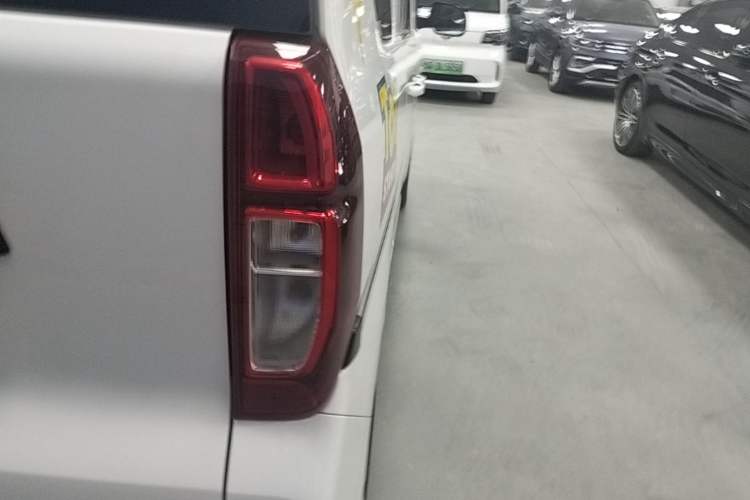 Used Wuling Zhiguang New Energy 2025 Model 305km Ambitious Edition Right Rear Taillight