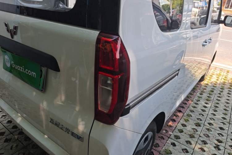 Used Wuling Zhiguang New Energy 2025 Model 305km Ambitious Edition Right Rear Taillight