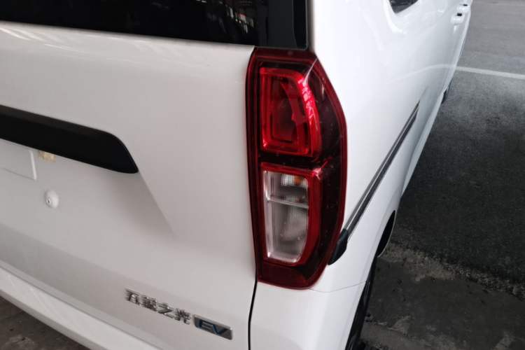 Used Wuling Zhiguang New Energy 2025 Model 305km Ambitious Edition Right Rear Taillight