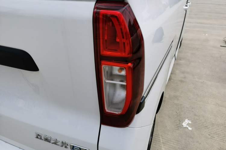 Used Wuling Zhiguang New Energy 2025 Model 305km Ambitious Edition Right Rear Taillight