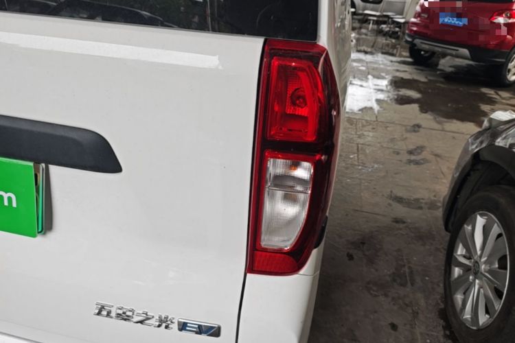 Used Wuling Zhiguang New Energy 2025 Model 305km Ambitious Edition Right Rear Taillight