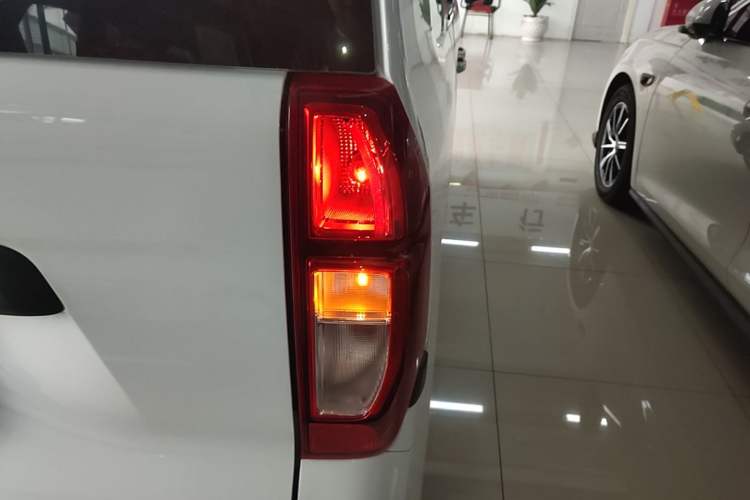 Used Wuling Zhiguang New Energy 2025 Model 305km Ambitious Edition Right Rear Taillight
