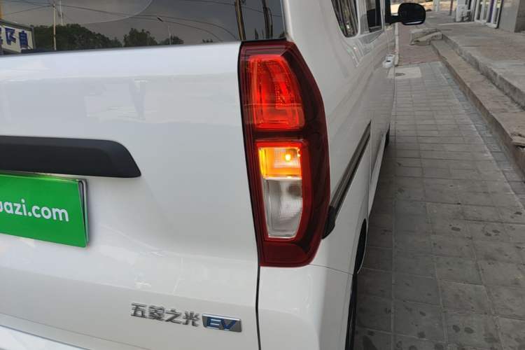 Used Wuling Zhiguang New Energy 2025 Model 305km Ambitious Edition Right Rear Taillight