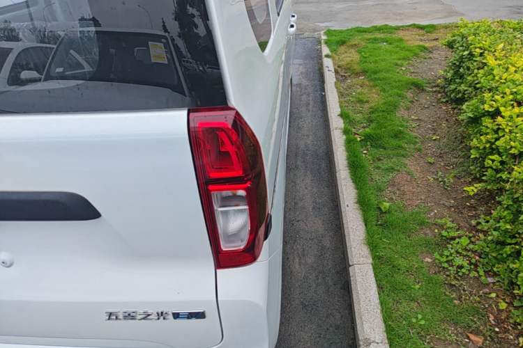 Used Wuling Zhiguang New Energy 2025 Model 305km Ambitious Edition Right Rear Taillight