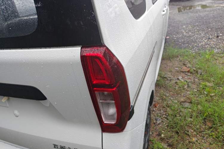 Used Wuling Zhiguang New Energy 2025 Model 305km Ambitious Edition Right Rear Taillight