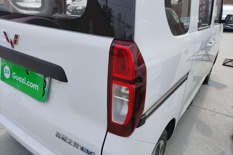 Used Wuling Zhiguang New Energy 2025 Model 305km Ambitious Edition Right Rear Taillight