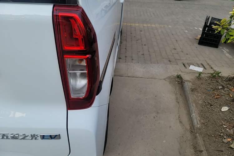 Used Wuling Zhiguang New Energy 2025 Model 305km Ambitious Edition Right Rear Taillight
