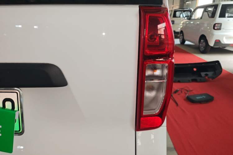 Used Wuling Zhiguang New Energy 2025 Model 305km Ambitious Edition Right Rear Taillight