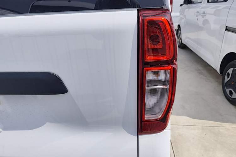 Used Wuling Zhiguang New Energy 2025 Model 305km Ambitious Edition Right Rear Taillight