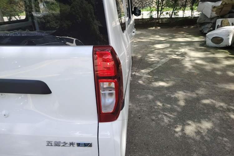 Used Wuling Zhiguang New Energy 2025 Model 305km Ambitious Edition Right Rear Taillight
