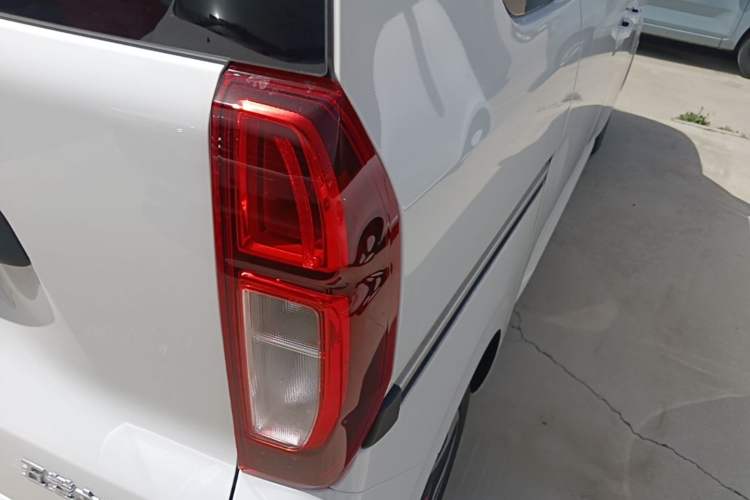 Used Wuling Zhiguang New Energy 2025 Model 305km Ambitious Edition Right Rear Taillight