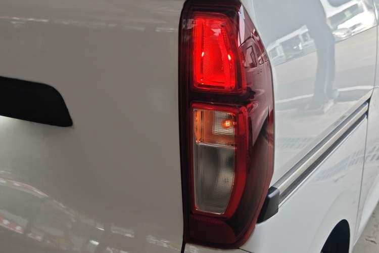 Used Wuling Zhiguang New Energy 2025 Model 305km Ambitious Edition Right Rear Taillight