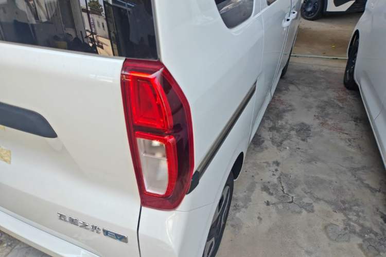 Used Wuling Zhiguang New Energy 2025 Model 305km Ambitious Edition Right Rear Taillight