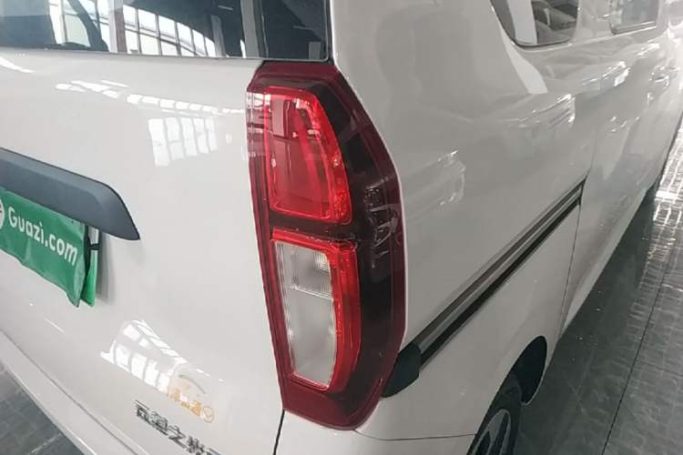 Used Wuling Zhiguang New Energy 2025 Model 305km Ambitious Edition Right Rear Taillight