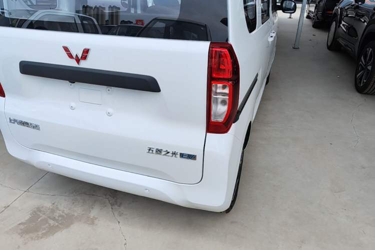 Used Wuling Zhiguang New Energy 2025 Model 305km Ambitious Edition Right Rear Taillight