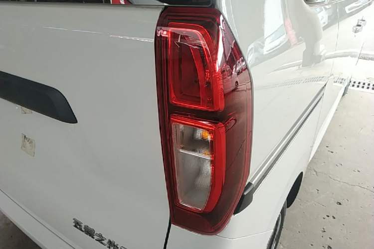 Used Wuling Zhiguang New Energy 2025 Model 305km Ambitious Edition Right Rear Taillight