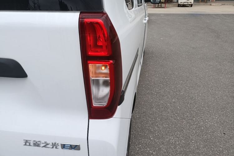 Used Wuling Zhiguang New Energy 2025 Model 305km Ambitious Edition Right Rear Taillight