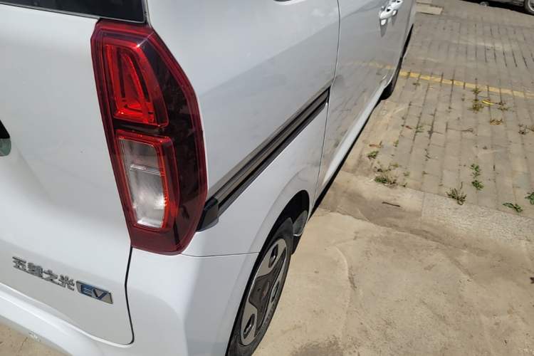 Used Wuling Zhiguang New Energy 2025 Model 305km Ambitious Edition Right Rear Taillight