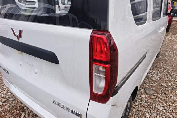 Used Wuling Zhiguang New Energy 2025 Model 305km Ambitious Edition Right Rear Taillight