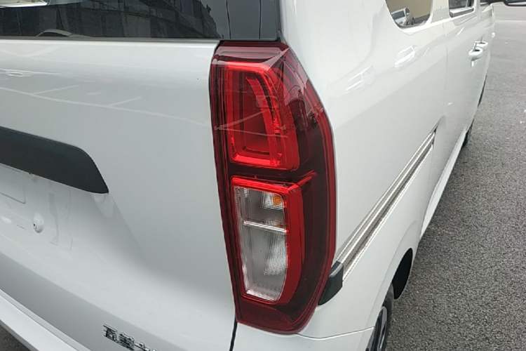 Used Wuling Zhiguang New Energy 2025 Model 305km Ambitious Edition Right Rear Taillight